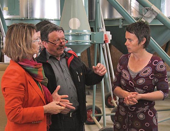 Die Strohpelletsanlage von Hans Georg Hof, Mitte, in Gladenbach-Rüchenbach stieß bei Ministerin Priska Hinz,links, und Landrätin Kirsten Fründt auf großes Interesse. Foto Markus Morr