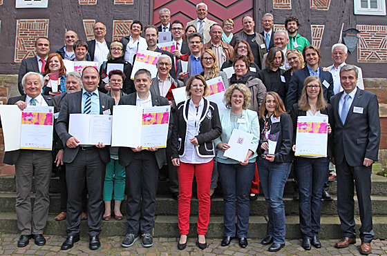 Die Preisträger des Wettbewerbs 'Ab in die Mitte' 2014 vor dem Frankenberger Rathaus mit der Hessischen Umweltministerin Priska Hinz, vorne in der Mitte. Foto Hartwig Bambey