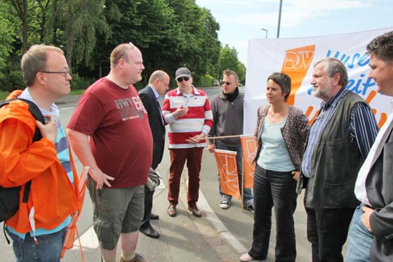 Mit dem Besuch der streikenden Mitarbeiterinnen und Mitarbeiter der Oberhessischen Presse vor dem Verlagsgebäude der Zeitung in Marburg hat Landrätin Kirsten Fründt am Dienstag ihre Solidarität mit den journalistischen und technischen Mitarbeitern gezeigt, die sich im Ausstand befanden und bereits seit mehreren Monaten für eine bessere Bezahlung kämpfen. Foto Stefan Schienbein