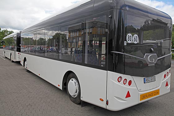 Eine imposante Länge von 23 Metern hat der 'Bus-Zug', bestehend aus einem normalen Buslement mit Motor und einem angehängten zusätzlichen Buswagen ohne Antrieb, Aufnahme von hinten. Foto Hartwig Bambey