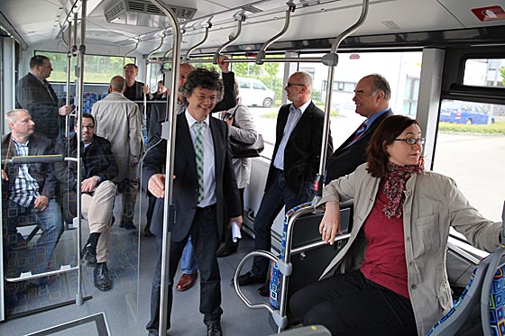 Bürgermeister Franz Kahle, mitte, und Stadträtin Kerstin Weinbach, rechts, waren Mitfahrende auf  der Testfahrt des 'Maxi-Train' hinauf auf die Lahnberge. Fotografien Hartwig Bambey 