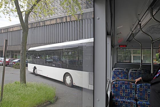 Dar Bus-Zug passiert die Haltestelle an der Universitätsbibliothek und bewältigt den engen Radius – anders als ein Gelenkbus, der obwohl 1,00 Meter kürzer, dort nicht eingesetzt werden kann. Foto Hartwig Bambey