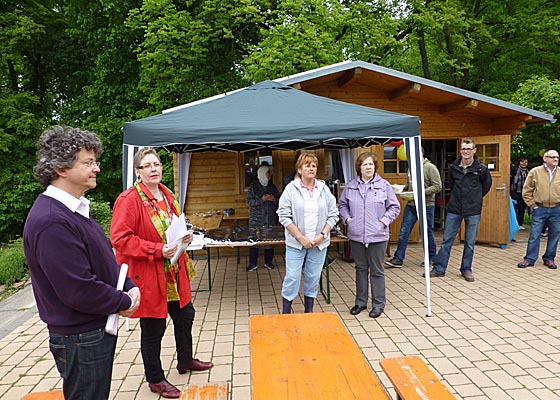 In ihren Begrüßungsansprachen würdigten Bürgermeister Franz Kahle, links, und Vereinsvorsitzende Bettina Böttcher die Bedeutung dieser besonderen botanischen Einrichtung als Ort für Begegnungen und gärtnerisches Miteinander.