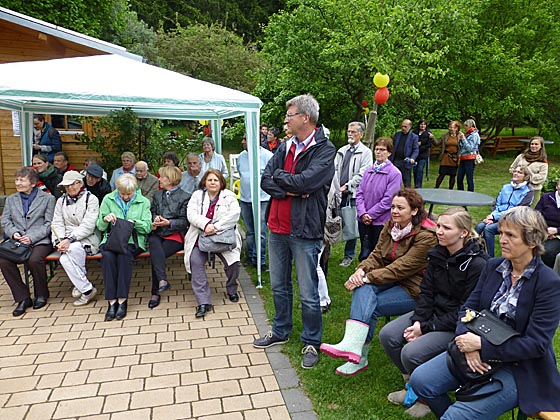 Anstelle von Schrebergärten ist auf dem Gelände oberhalb der Vitos Kliniken eine besondere Gartenanlage angelegt worden, zu deren Aufbau viele mit Unterstützung der Stadt  Marburg beigetragen haben. Manch eine und einer unter den Gästen bringt Engagement für das gelungene Projekt.