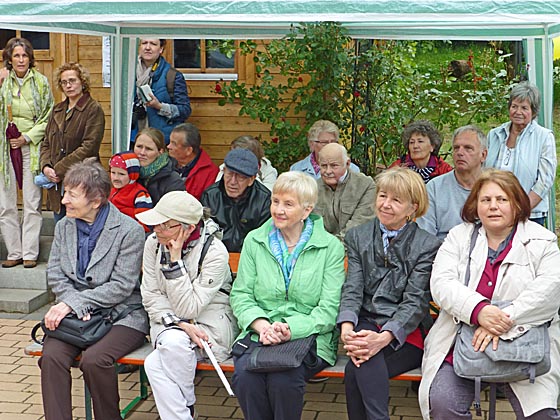 Die kurzen Ansprachen beim Frühlingsfest mit Rückblick auf die geleistete Aufbauarbeit fanden aufmerksame Zuhörer.