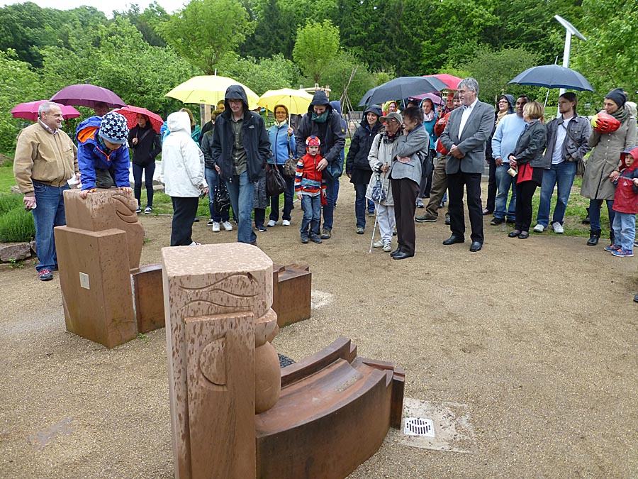 Auf einem kleinen Platz ist als Mittelpunkt ein Brunnen mit zwei Wasserspeiern neu geschaffen worden. Zwar mangelt es nicht an Wasser, ab es fehlte beim Frühlingsfest an der Sonne, um die Pumpe mittels Solarstrommodul mit Strom zu versorgen und damit in Betrieb zu setzen. Alle Fotografien Hartwig Bambey 