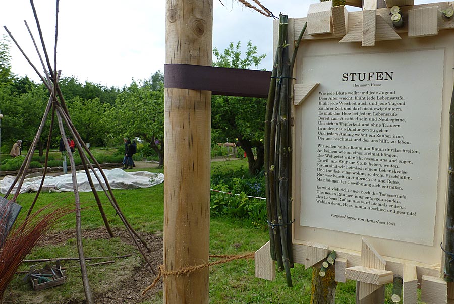 Für diesen Sommer bietet der 'Gesundeheitsgarten', angelegt im Anschluß an die 30 Parzellen zur Eigenbewirtschaftung der NutzerInnen, einen Lyrik-Parcours. Auswählte Gedichte finden sich jeweils in Holz gerahmt an vielen der Obstbäume und laden ein zur Lektüre.