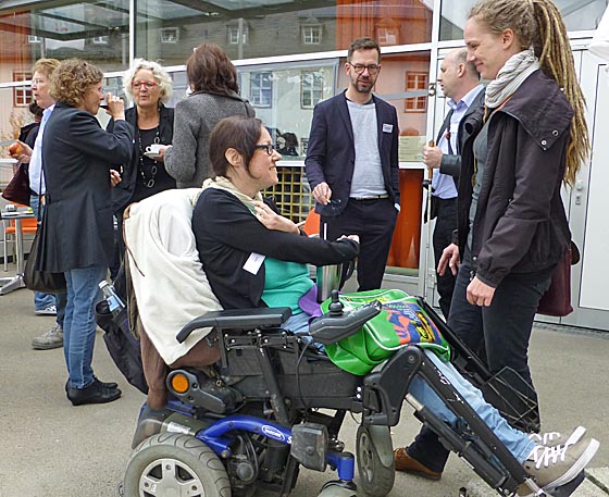 Zur Fachtagung 'Inklusion im Blick' im TTZ gehörten Begegnungen und Gesprächen in den Zeiten zwischen den Vorträgen und Workshops. Fotografien von Hartwig Bambey