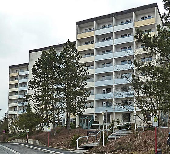 In diesem Hochhaus am Richtsberg ist das derzeitige Altenzentrum einbehaust. Inzwischen wohnen dort zusätzlich Studierende. Foto Hartwig Bambey