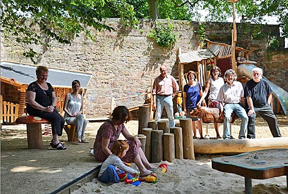 Der umgestaltete Kinderspielplatz als 'Grimms-Märchenplatz' am Lutherischen Kirchhof lädt zum Spielen und Verweilen ein. Anna-Maria Meier-Uhl, links, Bildhauer Meier-Uhl, Marie-Muriel Müller, Vertreterin des Kinder- und Jugendparlaments der Universitätsstadt Marburg, Volker Paffrath, DBM Gärtner Kernstadt, Celia Meggers, Fachdienst Stadtgrün, Klima und Naturschutz, Marion Kühn, Fachdienstleiterin Stadtgrün, Klima und Naturschutz, Bürgermeister Franz Kahle und Peter Meier, Holzbildhauerei Meier-Uhl. Foto Tina Eppler