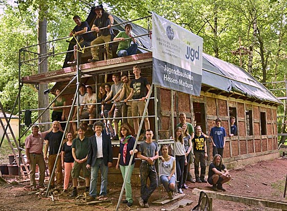 Jugendliche aus dem Freiwilligen Sozialen Jahr Denkmalpflege der Jugendbauhütte Hessen-Marburg erhielten Besuch von Mitarbeitern der Stadtverwaltung und Bürgermeister Kahle. Foto Jürgen Heer