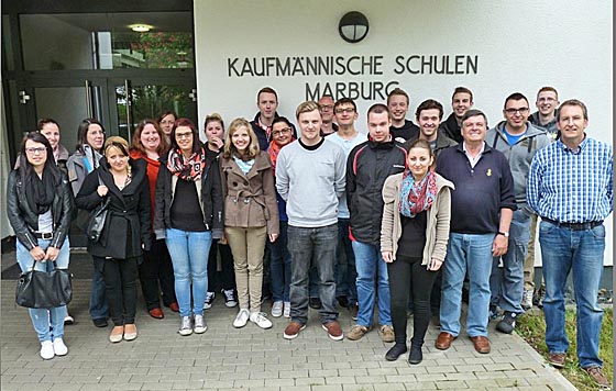 Angehende Spediteure der Kaufmännischen Schulen Marburg (KSM) während des 'Tages der Seeschifffahrt' mit ihrem Lehrer Sören Widdrus, rechts, und Kapitän a.D. Hartmut Engel, 2. Reihe, 2.v.rechts.