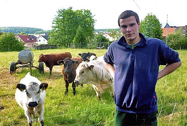 Tierpfleger Nern in Kinzenbach arbeitet in Frankfurt und hält eine kleine Herde, überwiegend aus zottelige, dunkelbraune Galloways. Foto Ursula Wöll. 