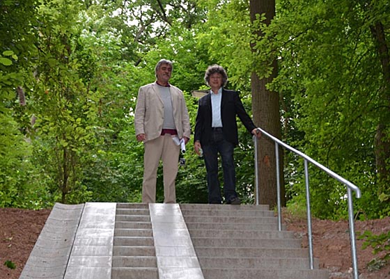 Bürgermeister Franz Kahle, rechts, und  Heinrich Scherer. Leiter Stadterneuerungsprojekt Richtsberg, an der Treppenerneuerung. Foto Ute Schneidewindt 