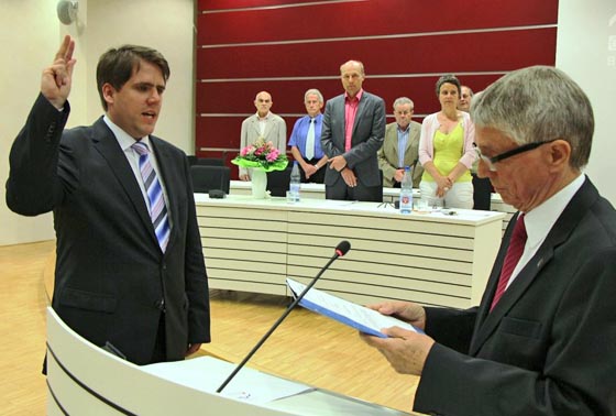 Kreistgsvorsitzender Detlev Ruffert , rechts, vereidigt den neue gewählten Ersten Kreisbeigeordneten Marain Zachow (CDU).  Im Hintergrund in der Mitte der zuvor abgewählte bisherige Erste Kreisbeigeordnete Karsten McGovern und rechts Landrätin Kirsten Fründt.