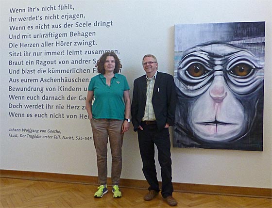 Für eine sehenswerte Ausstellung im Rahmen der 13. Marburger Nacht der Kunst öffnet das Kunstmuseum Marburg in der Biegenstraße 11 seine Türen. Helmi Ohlhagen vom Institut für Bildende Kunst und Museumsdirektor Christoph Otterbeck vor dem Gemälde 'Ich. Du. Er. Sie. Es' von Annika Raithl. Foto Hartwig Bambey