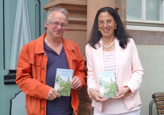 Marita Metz-Becker als Herausgeberin und Dieter Mayer-Gürr präsentieren das neue kleine Lesebuch 'Hommage an Marburg - Poetische Impressionen durch drei Jahrhunderte'. Foto Hartwig Bambey