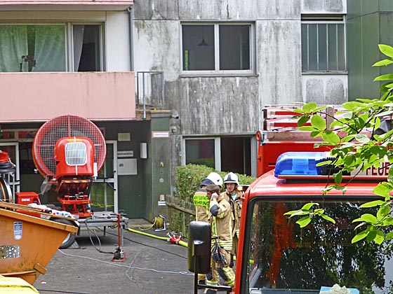 Ein sehr großes Gebläse war stundenlang im Einsatz, um die giftigen Rauchgasen aus dem Hochhaus zu blasen. Foto Hartwig Bambey