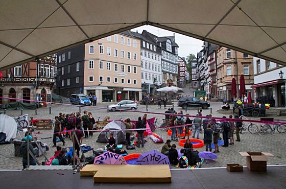 Blockierter Marburger Marktplatz am Sonntagmorgen. Foto Fabian Melber