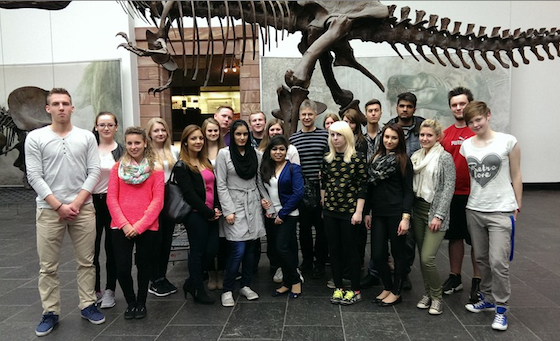 Schüler der Kaufmännischen Schulen Marburg mit ihrem Kurslehrer Dietmar Krause vor einem Dinosaurier-Modell im Senckenberg-Museum.