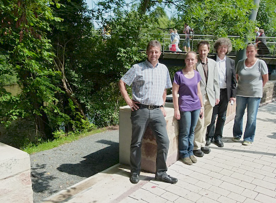 Baumaßnahmen in der hinteren Lingelgasse und an den Lahnterrassen erleichtern den Zugang zum beliebten Aufenthaltsort an der Lahn Jochen Müller, links,  Fachdienst Vermessung, Christin Krummeck, Fachdienst Vermessung, Thomas Engelbach, Fachdienstleiter Tiefbau, Bürgermeister Dr. Franz Kahle und Katharina Funk, Fachdienst Vermessung. Foto Tina Eppler