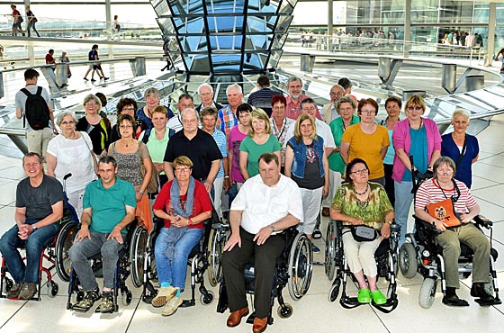 Mitglieder der Multiple-Sklerose Selbsthilfe-Gruppe Marburg-Biedenkopf unter der Kuppel des Reichstages. Foto Atelier Schneider.