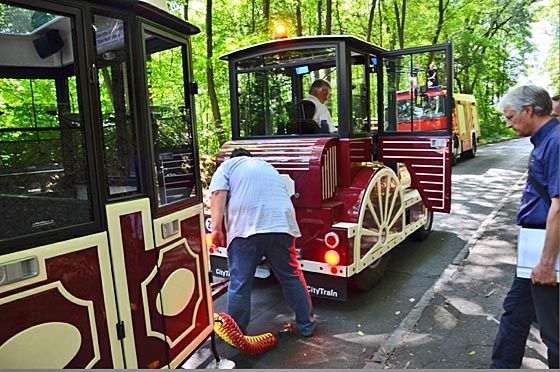 Die Steigung am Kaffweg bewältigte die Schlossbahn gestern bei der TÜV-Testfahrt in Marburg. Foto Edith Pfingst