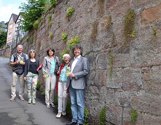 Bürgermeister Franz Kahle, vorne, stellte zusammen mit Vegetationskundlerin Dr. Elisabeth Zindler-Frank, Marion Kühn, Fachdienstleiterin des Fachdienstes Stadtgrün, Klima und Naturschutz, Barbara Zimmermann, Mitarbeiterin des Fachdienstes, und Claus Neckermann, Schulungsreferent der GästeführerInnen, das Faltblatt vor. Foto Ute Schneidewindt.