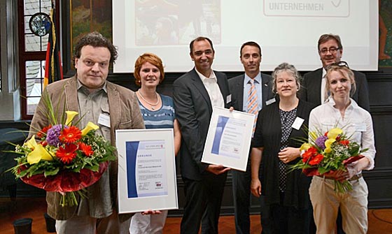 Zum ersten Mal wurde von der Stadt Marburg ein Preis für besonders familienfreundliche Unternehmen vergeben. Stephan Löhr, Firma Finet, Initiatorin Christina Amend-Wegmann, Holger Kison, Roland Martin, Sabine Siebel, CSL Behring, Oberbürgermeister Egon Vaupel und Stephanie Fuchs, CSL Behring. Foto Nadja Schwarzwäller