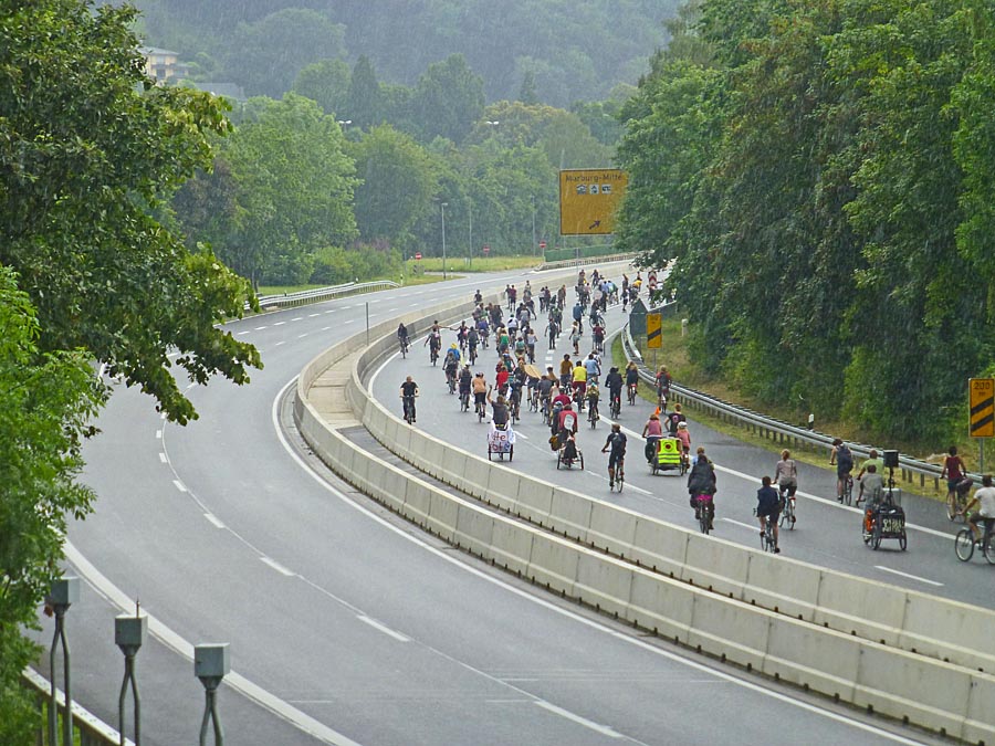 Radeln in der grünen Stadt Marburg. Midtown, kein Auto weit und breit. Stattdessen drei Radaraugen, überflüssig und umso symbolischer. Die Demonstration am 4. Juli verwandelte die Stadt für eine kurze Zeit. Utopie konkret, dank engagierter und selbstbewußter Marburgerinnen und Marburger. Alle Fotografien Hartwig Bambey © 2104. 