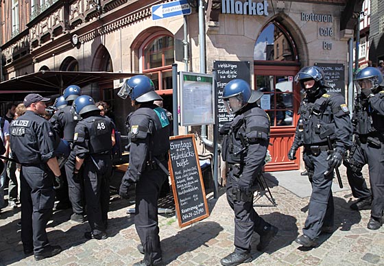 Polizisten mit Helm im Einsatz, der Anblick alleine offenbart eine Entgleisung, die mit dem Marktfrühschoppen in Marburg einher gegangen ist. Foto Hartwig Bambey