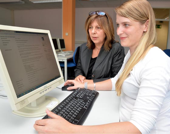Arbeiten mit dem Computer ist Bestandteil der Qualifizierung zum beruflichen Wiedereinstieg von Frauen. Kursleiterin Rita Neidhardt links, und Teilnehmerin Carmen Viertelhausen. Foto Andreas Schmidt