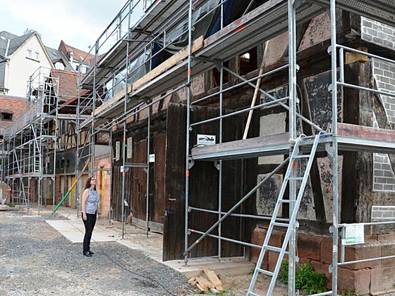 Schuldezernentin Kerstin Weinbach begutachtet den Baufortschritt bei den Sanierungsarbeiten an den historischen Remisen für die Otto-Ubbelohde-Schule. Foto Tina Eppler