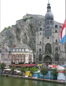 Dinant an der Maas - Stiftskirche Notre Dame und Zitadelle. Foto Till Conrad