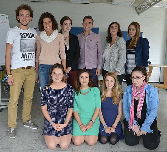 Jurastudent Alexander Wilming (20) aus Berlin (3. v. r., hintere Reihe) diskutiert mit anderen Studierenden aus Europa in seinem Ausschuss mögliche Vorschläge, wie Frauen in der Wissenschaft gleichgestellt werden können.