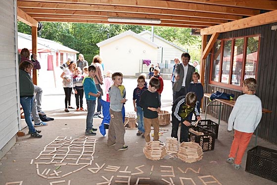 Kinder bauten für Bürgermeister Franz Kahle das Rathaus aus Holz nach. Foto Tina Eppler
