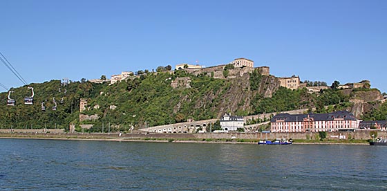 Die Festung Ehrenbreitstein in Koblenz, links die Seilbahn zum Festungsplateau, rechts unten die Pagerie und der Dikasterialbau des ehemaligen Schlosses Philippsburg. Foto Holger Weinandt (Wikipedia)
