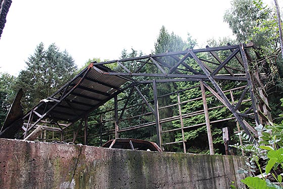 Rest der 08/2013 abgebrannten Lagerhalle auf dem Baumschulgelände. Foto Andreas Matusch