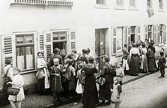 Frauen und Kinder vor einer Bäckerei in Gelnhausen, 1916-18 (Foto: Landesgeschichtliches Informationssystem Hessen, Historische Bilddokumente)