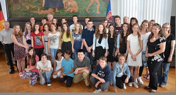 Schülerinnen und Schüler der Partnerstadt Maribor freuen sich über ihren Aufenthalt in Marburg. Bernd Drusel, von links hinten, Vorsitzender des Freundeskreises Marburg-Maribor, Stadträtin Kerstin Weinbach, Betreuer Bozidar Damjan; Jürgen Heer, hinten vierter von rechts, Fachdienst Jugendförderung, Stanka Damjan,vorne rechts, Pädagogische Leiterin sowie Betreuerinnen und die Schülerinnen und Schüler aus Maribor. Foto Tina Eppler