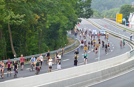 Zuletzt war die Marburger Stadtautobahn am 4. Juli im öffentlichen Augenmerk. Ein Aktionsbündnis hatte das Recht auf Demonstrationsfreiheit auf der Stadtautbahn vor Gericht durchgesetzt und demonstriete mit Fahrrädern für eine andere Verkehrspoltik. Fotografien Hartwig Bambey 