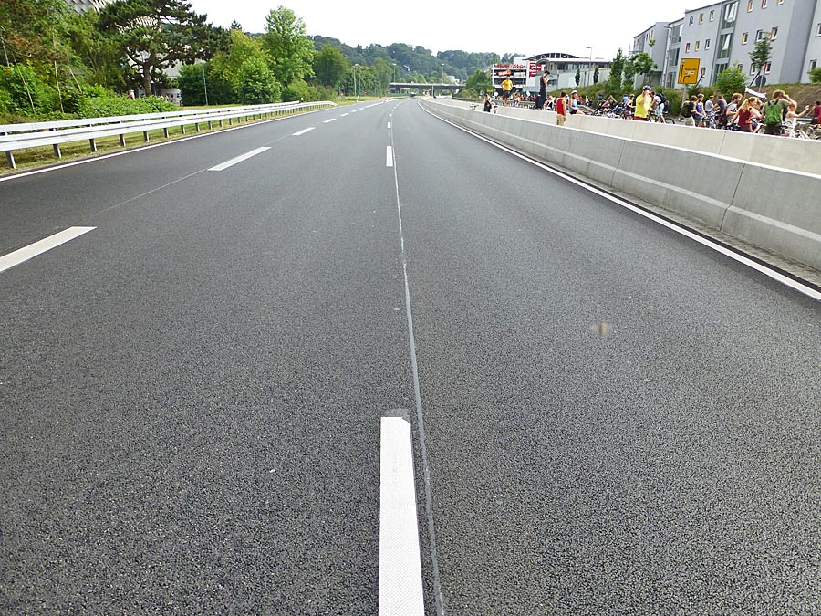 So ruhig wie am Nachmittag des 4. Juli 2014 während der Demonstration auf der Stadtautobahn kann es es nur ausnahmsweise sein. Ein Tempolimit 80/60 km/h würde dagegen den Verkehrslärm ständig reduzieren. Foto Hartwig Bambey