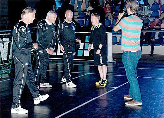 Cheftrainer Johannes Günther gibt den prominenten Fußballern Fred Bockolt, Hannes Bongartz und Yves Eigenrauch letzte Tipps. Foto Ralf Kuckuck
