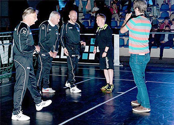 Cheftrainer Johannes Günther gibt den prominenten Fußballern Fred Bockolt, Hannes Bongartz und Yves Eigenrauch letzte Tipps. Foto Ralf Kuckuck