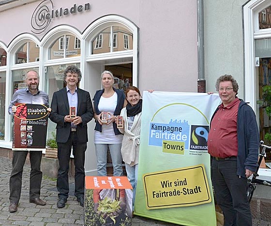 Vorstellung des fair gehandelten Elisabeth-Tees: Ralf Dörschel, links, vom Weltladen Marburg, Bürgermeister Franz Kahle, Petra Wintergerst vom Weltladen Marburg sowie Andrea Heinz und Jochen Friedrich vom Fachdienst Umwelt, Fairer Handel und Abfallwirtschaft der Universitätsstadt Marburg. Foto Jonas Becker