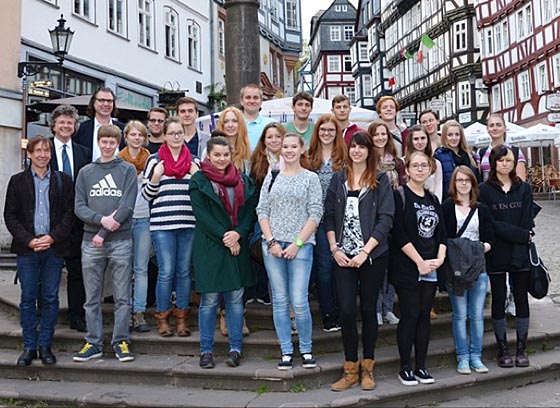 Bürgermeister Franz Kahle mit den Freiwilligen des Projekts 'Jugendbauhütte Hessen-Marburg' auf dem Marktplatz. Foto Jonas Becker 