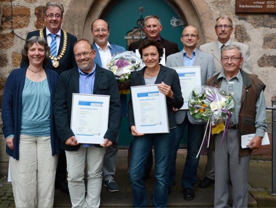 Susanne Holz vom Kuratorium des Jürgen-Markus-Preises, vorn links und Oberbürgermeister Egon Vaupel, hinten links, freuten sich mit den Preisträgern: Susanne Holz, erste Reihe links, Jörg Fretter, Jutta Müller (Verein zur Bewegungsförderung und Psychomotorik), Horst Schrey (Fischereiverband), Michael Müller-Schwarz, hinten zweiter von links, (Verein zur Bewegungsförderung und Psychomotorik), Günter Pütz (fib), Dominic Lefebrve (bsj), Jürgen Schwarz (Fischereiverband). Foto Nadja Schwarzwäller