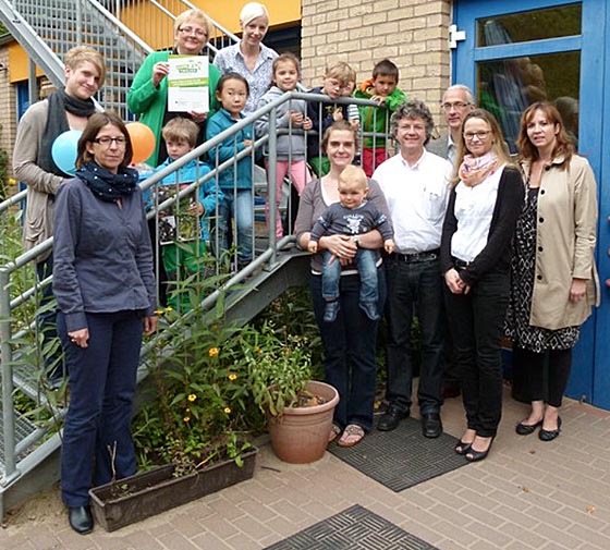 Kita Auf der Weide erhält Preis ‚Haus der kleinen Forscher’: Stefanie Lambrecht, vorne von links, Leiterin des Fachdienstes Kinderbetreuung, Christine Bühner, Elternbeirat der Kita, Bürgermeister Franz Kahle, Tomas Schneider, Geschäftsführer der Stadtwerke Marburg Immobilien, Kerstin von Heemskerck, Projektleiterin der IHK Kassel-Marburg und Dr. Stefanie Glien, vom Elternbeirat der Kita ‚Auf der Weide‘. Hintere Reihe von links: Claudia Stocki, Erzieherin in der Kita, Renate Schöffmann, Leiterin der Kita und Christine Forster, stellvertretende Kitaleiterin. Foto Jonas Becker