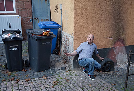 Christopher Moss von der Bürgerinitiative Oberstadt deutet während eine Rundganges auf das versammelte Elend: Mülltonnen überfüllt am Rand der von Touristen viel belaufenen Rittergasse. Daneben Als Sperrmüll ein alter Autoreifen. An der Wand die unbesieitgten Spuren eines Mülltonnenbrandes.