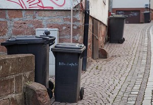Mülltonnen auf den Gassen, vor den Häusern – siebenen Tage in der Woche. Ein “vertrautes Bild“ in der Marburger Oberstadt.